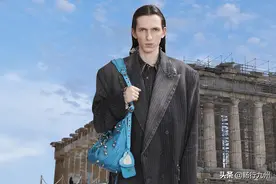 巴黎世家全新 Le Cagole 半月包致敬经典机车包图片