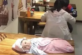 夫妻俩餐馆吃饭，路人拍照传到网上，网友：孩子是意外图片