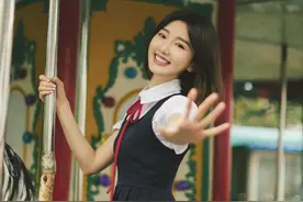 33岁毛晓彤好像学生妹，穿衬衫裙在游乐园拍照，笑靥如花甜度爆表图片