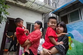 一位女子救助弃婴照顾老人，做善事也曾遭心灵重创，好人终有好报图片