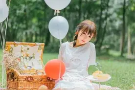 呆萌可爱软妹子户外甜美元气少女写真图片