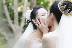 杨丽萍徒弟水月婚礼现场曝光 两人穿婚纱挽手幸福满满图片