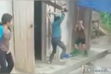 越南酒鬼天天喝醉酒，母亲好意劝说少喝点，没想到被恶子暴打昏死图片