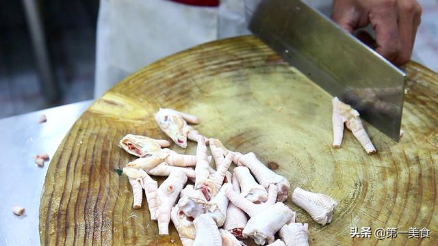 大厨教你做泡椒鸡爪，用这个方法泡出来的鸡爪，可以放很久不变质