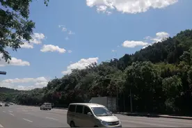 济南初夏难得一见的蓝天白云图片