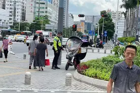 电单车加装雨篷危害大！交警开展统一整治图片
