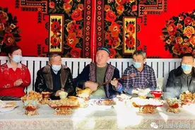 草根宣讲员冬不拉弹唱宣讲第三次中央新疆工作座谈会精神图片