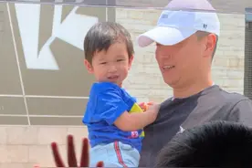 胡杏儿老公晒仨儿子时隔三个月团聚，奕霆奕霖争相亲吻弟弟超有爱图片