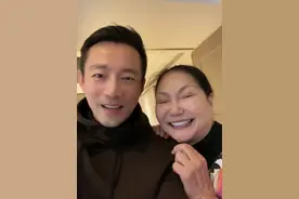 汪小菲与丈母娘搂肩拜年，姿势亲密遭批不妥，场面温馨大s未出镜图片