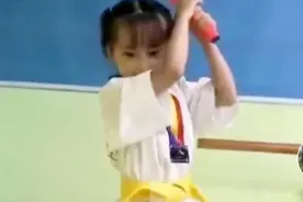 杨幂遗传基因太强了！闺女小糯米正面照疑似被曝光看起来一模一样图片