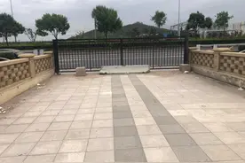 白泥地公园南门长期封闭 多走冤枉路遭游客吐槽图片