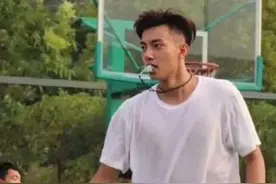 高颜值体育老师走红，上课无人缺席，不仅女生着迷，男生也偷拍图片