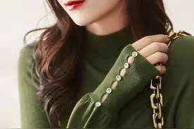 年底火了一女装，叫“暖冬毛衣”，70后女人穿，不俗不媚还显嫩图片