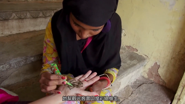 吉普赛人如何追捕眼镜蛇？看见蛇洞直接伸手忙抓，看得我心惊肉跳
