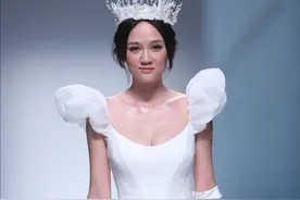 陈乔恩穿婚纱裙走秀，大U领穿出低胸装，可却被妆容毁了显苍老图片