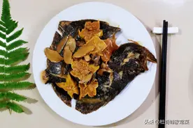 多宝鱼焖杨桃，创新做法，酸辣嫩滑，连汁水骨头也消灭干净图片