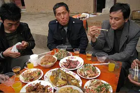 春节回家，聪明人都喜欢用2招应对酒局，面对亲戚一点都不会怂图片