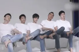 少年团男孩们光脚合照，王俊凯等人秀长腿，最搞笑还是董子健