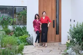 住在上海闹市400平的房子里，花开不败，开窗见池塘，太羡慕了图片