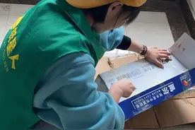 一个努力的小姐姐虽然很辛苦但是很开心废品回收图片