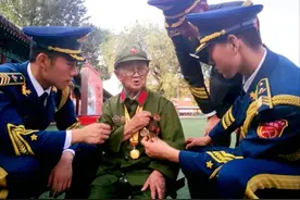 老兵李安甫：身高1米2，近身刺杀多名日军高官，今96岁勋章挂满身图片