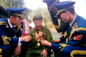 老兵李安甫：身高1米2，近身刺杀多名日军高官，今96岁勋章挂满身图片