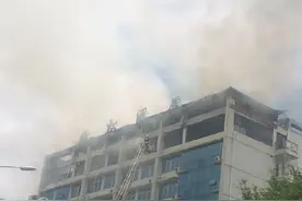 官方通报！南宁壮锦大道一酒店楼顶突发火情，现场明火已扑灭，未有人员被困图片