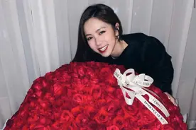 邓紫棋晒30岁庆生照！收男友巨型玫瑰花超幸福，许愿时感动到哭图片