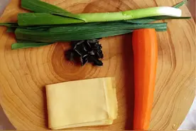 色香味俱全的小菜——炒蒜苗胡萝卜豆皮木耳图片