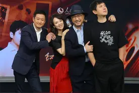 吴京晒导演合影照，沈腾被指P图，本尊回应“请看正脸”图片