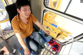 90后小伙在170米高空的驾驶室里当司机，不能用手机，还要能憋尿图片