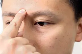 把手指放在眉心附近，会有奇怪的感觉，这是怎么回事？图片