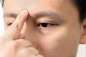 把手指放在眉心附近，会有奇怪的感觉，这是怎么回事？图片