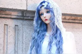 曾经整容成芭比娃娃的女孩，如今素颜照曝光，网友：更像外星人图片