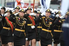 俄罗斯女兵退役后，为何很多人愁嫁呢？主要原因有三点图片
