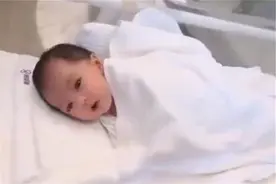 “自带美颜宝宝”走红，像在娘胎“整了容”，网友：愿等她18年图片