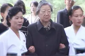 2018年，刘思齐儿子，女儿纪念主席诞辰125周年，表情严肃凝重图片