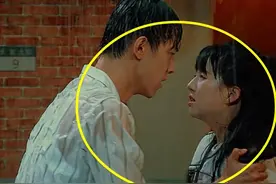 马年春晚小彩旗为何能连转四个小时不头晕，姨妈杨丽萍说出实情图片