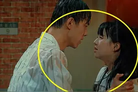 马年春晚小彩旗为何能连转四个小时不头晕，姨妈杨丽萍说出实情图片