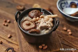 冬天煲汤别只会用骨头，广东人都爱用鸡脚煲汤，胶质多多又好喝图片
