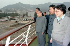 84年，邓小平到蛇口视察，袁庚陪同：首长，请到“海上世界”坐坐图片
