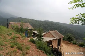 7旬夫妻建三间瓦房独居深山，方圆十几里没有人家，生活啥样子图片
