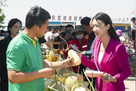 小镇里的甜瓜节，吸引了很多“吃瓜群众”图片