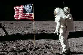 看到月球上的五星红旗，美国登月被指造假，为啥美国国旗在飘？图片