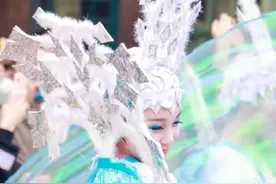 陈语嫣褪去明星光环，迪士尼三千底薪糊口，杨超越的运气与实力图片