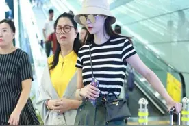 沈梦辰罕见和妈妈同框，穿条纹T搭工装裤，却被妈妈一袭黄裙抢镜图片