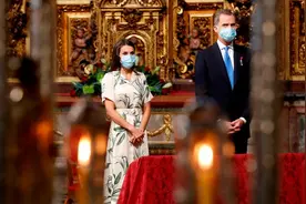 西班牙王室出席活动，秀恩爱合照心情好，后院失火王后姑姑再插刀图片