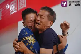 男子摔伤失忆流落外地13年，见到＂陌生＂父亲跪地痛哭图片