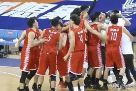 冲上热搜！掀翻“三冠王”北京大学创本届CUBA最大冷门，宁波大学渴望“一黑到底”图片