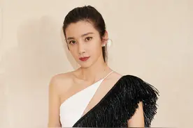 47岁李冰冰穿吊带裙秀“少女腰”，抹胸连衣裤才是极品，造型出彩图片
